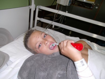 tanden poetsen in het bed.